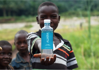 Auara nos dice que «Hoy se bebe agua sucia»